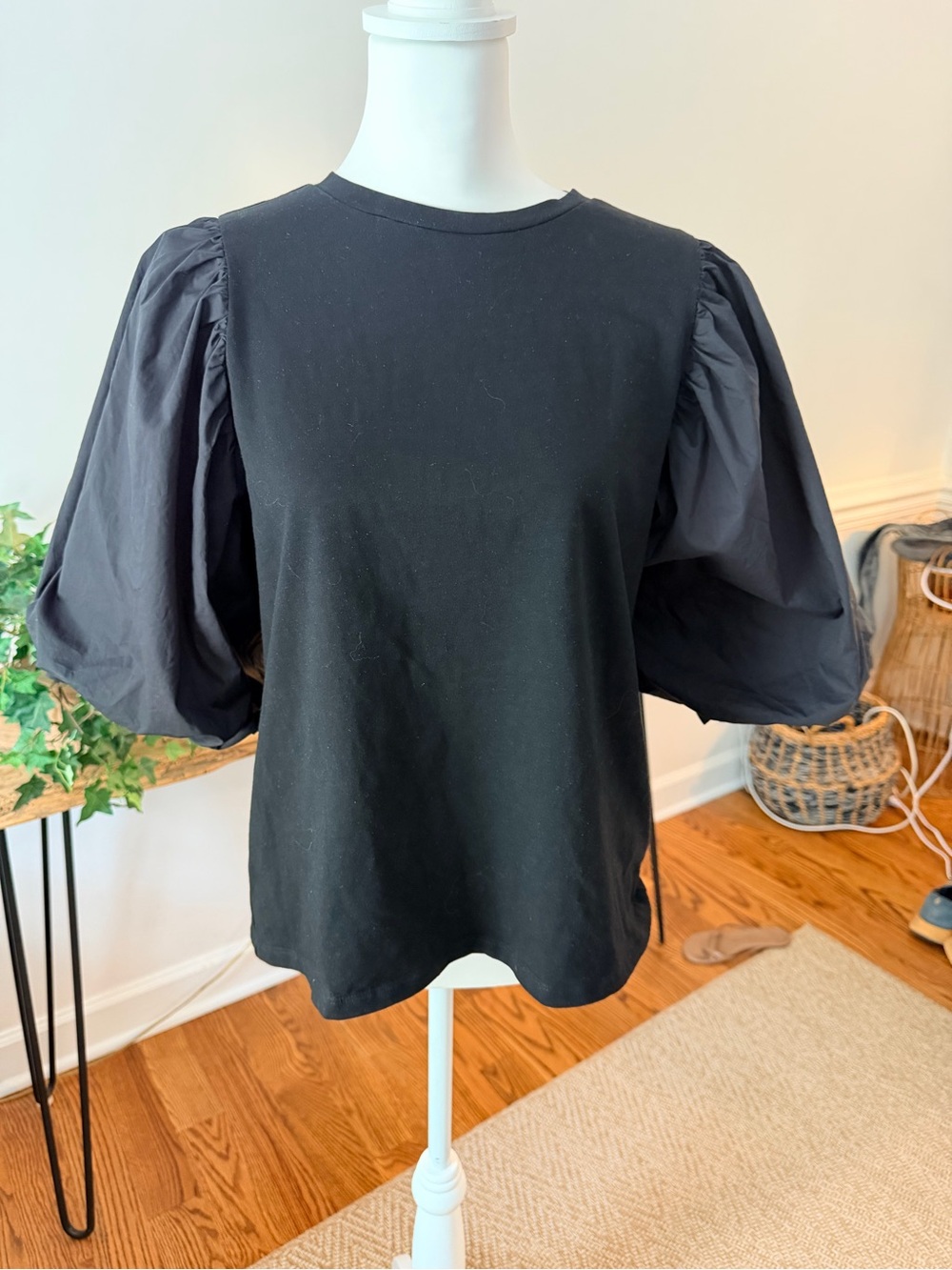 NWT English Factory Black Puff-Sleeve Short Sleeve Tee Sz M